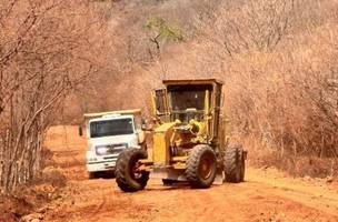 Prefeitura de Picos avança na recuperação de 28 km de estradas na zona rural (Foto: Reprodução) Prefeitura de Picos avança na recuperação de 28 km de estradas na zona rural (Foto: Reprodução)