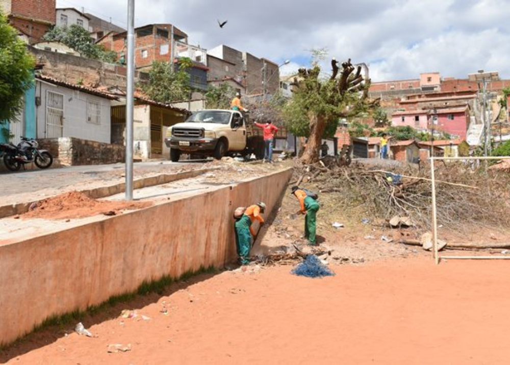 Prefeitura de Picos moderniza praça do Bairro Paroquial com placas solares