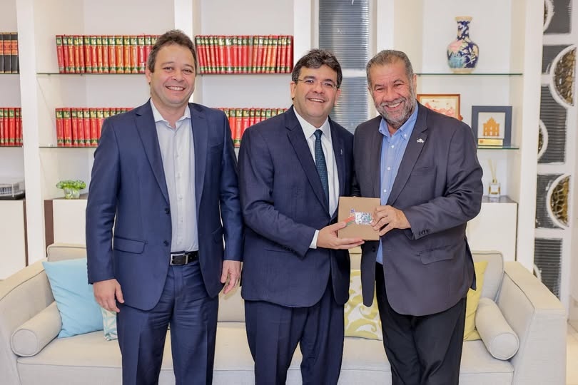 Presidentes do PDT nacional e do Piauí, Carlos Lupi e Evandro Hidd com governador Rafael Fonteles