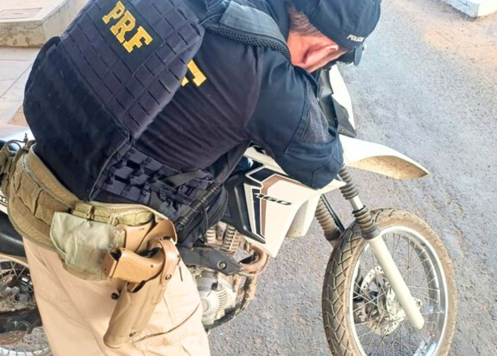 PRF recupera moto roubada em Recife durante fiscalização na BR-230, em Floriano
