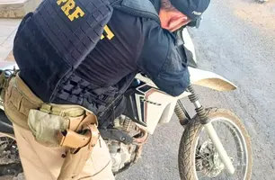 PRF recupera moto roubada em Recife durante fiscalização na BR-230, em Floriano (Foto: Reprodução)