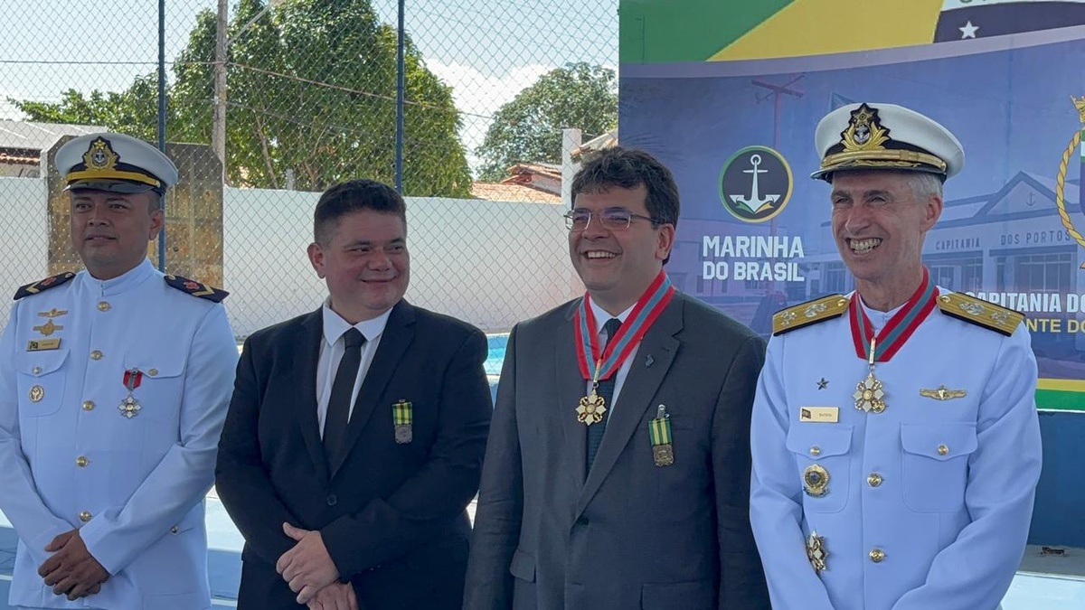 Rafael Fonteles é condecorado com a mais alta honraria da Marinha do Brasil
