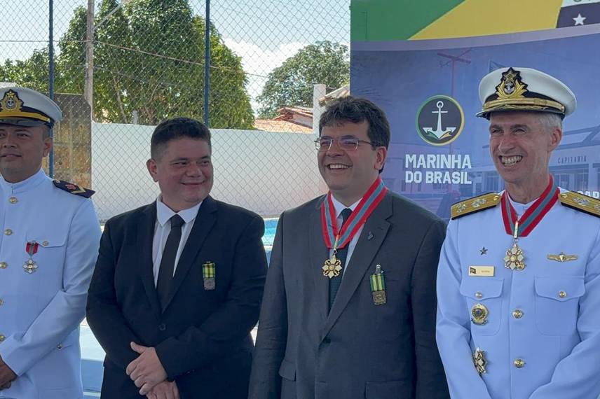 Rafael Fonteles é condecorado com a mais alta honraria da Marinha do Brasil