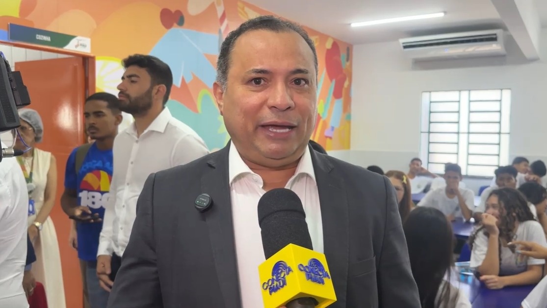 Rafael Fonteles entrega escola revitalizada e climatizada em Teresina