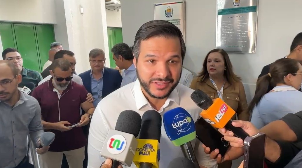 Rafael Fonteles entrega escola revitalizada e climatizada em Teresina