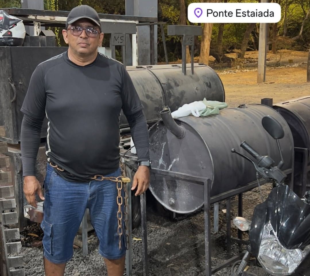 Rei do Tropeirão se acorrenta para impedir remoção de seu negócio na Ponte Estaiada