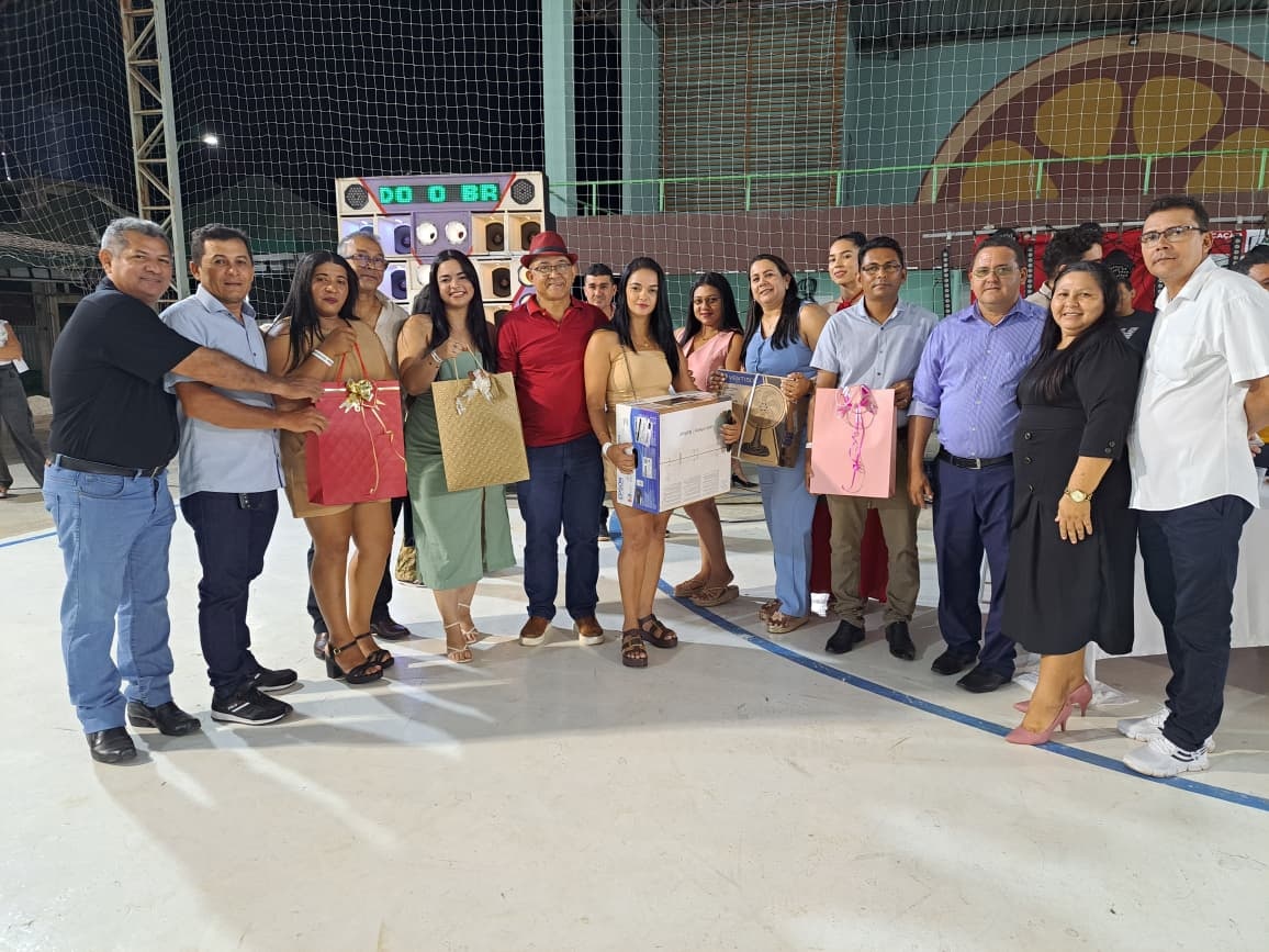 Servidores municipais têm noite de festa e reconhecimento em São João do Arraial