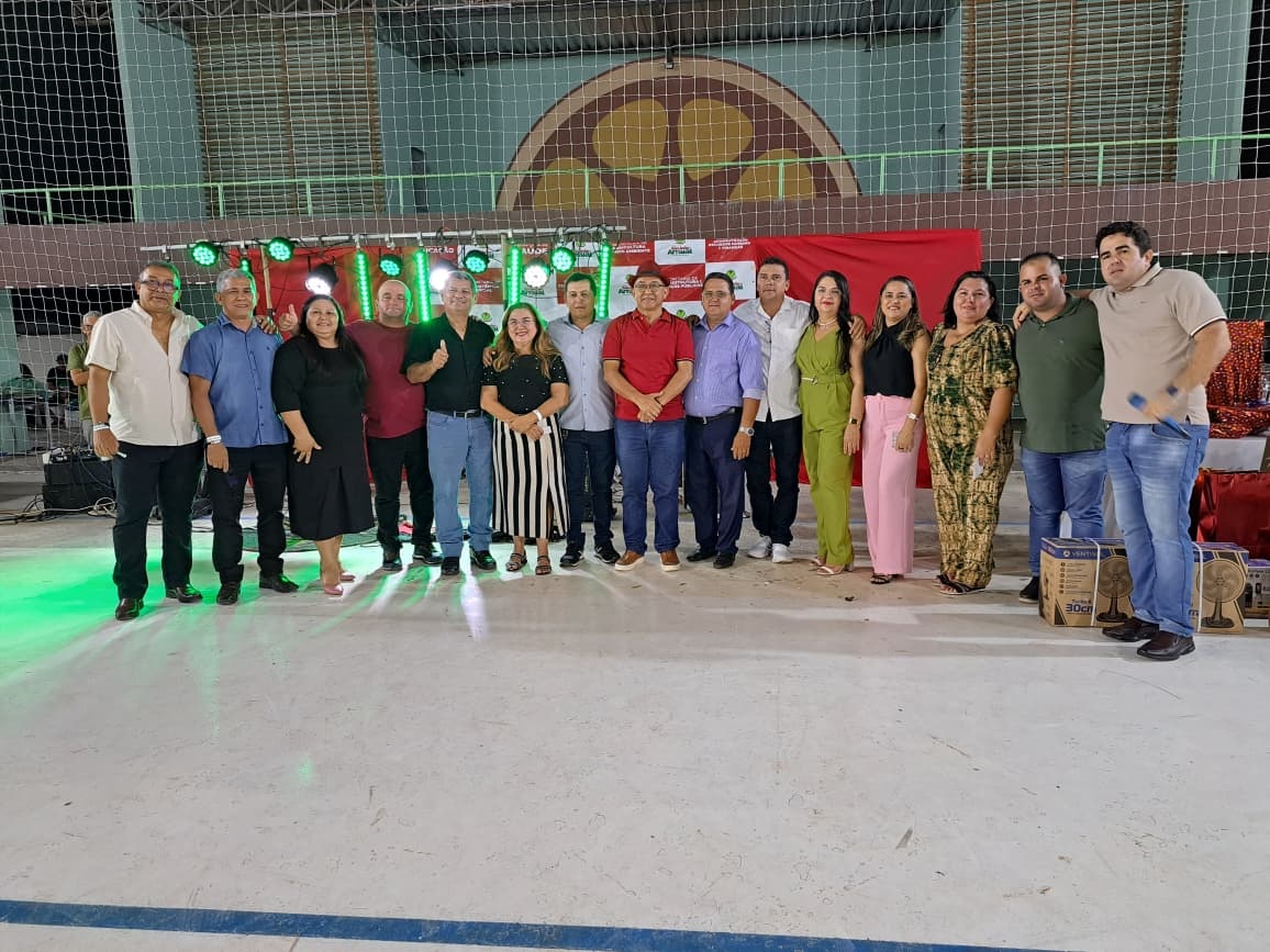 Servidores municipais têm noite de festa e reconhecimento em São João do Arraial