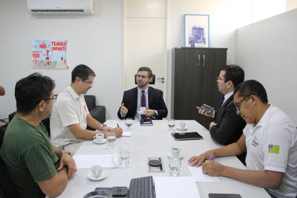 Sindicalistas denunciam irregularidades no trabalho de garçons no Piauí