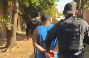 Suspeito de tráfico 'Chaga da Placa' é preso com dinheiro e arma em Caxingó (Foto: Divulgação/Polícia Civil)