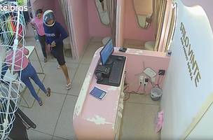 Vídeo flagra ação de bandido na loja Stilo Vinte, unidade da zona Sul de Teresina (Foto: Reprodução) Vídeo flagra ação de bandido na loja Stilo Vinte, unidade da zona Sul de Teresina (Foto: Reprodução)