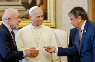 Wellington Dias entrega símbolo da Aliança Global ao Papa e destaca combate à fome (Foto: Stuckert)