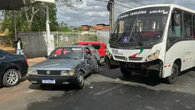 Acidente entre micro-ônibus e carro deixa trânsito lento na zona Leste de Teresina (Foto: Conecta Piauí)