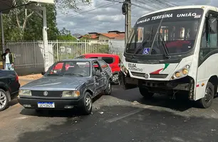 Acidente entre micro-ônibus e carro deixa trânsito lento na zona Leste de Teresina (Foto: Conecta Piauí)
