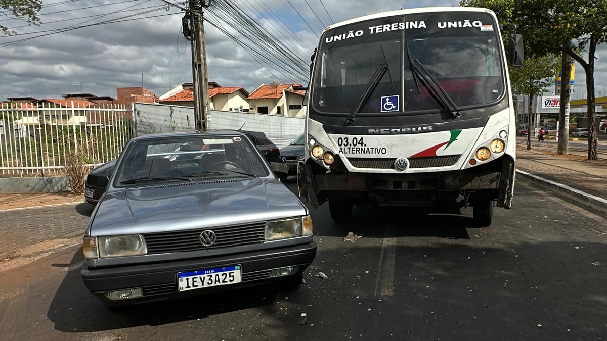 Acidente entre micro-ônibus e carro deixa trânsito lento na zona Leste de Teresina