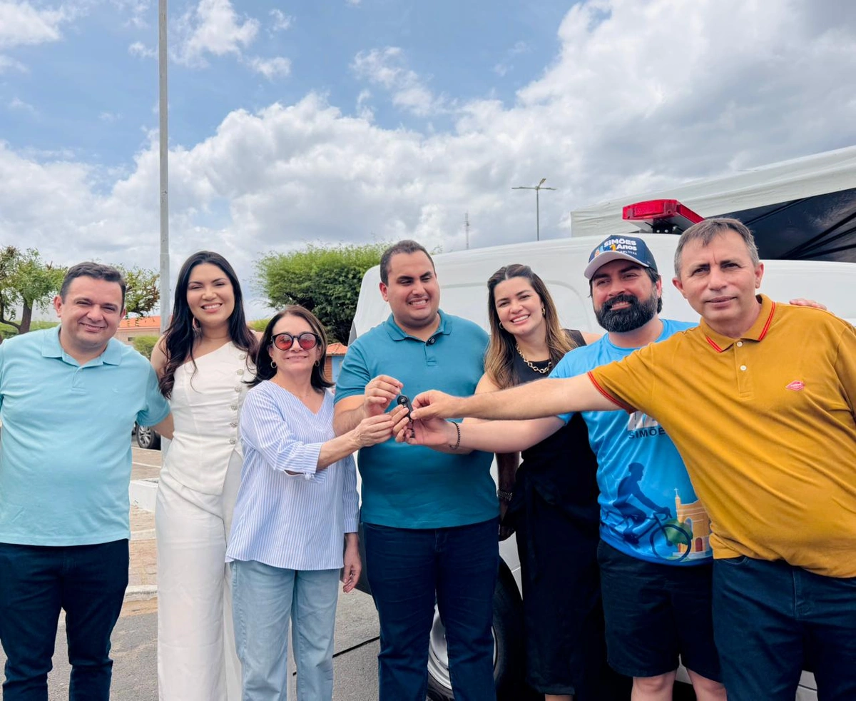 Ambulância sorteada na Feira dos Municípios é entregue a Simões