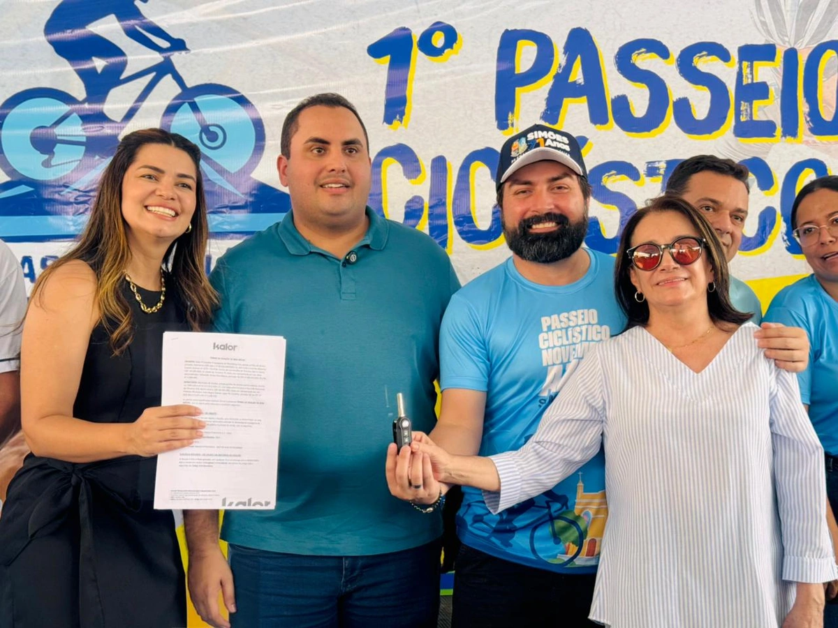 Ambulância sorteada na Feira dos Municípios é entregue a Simões