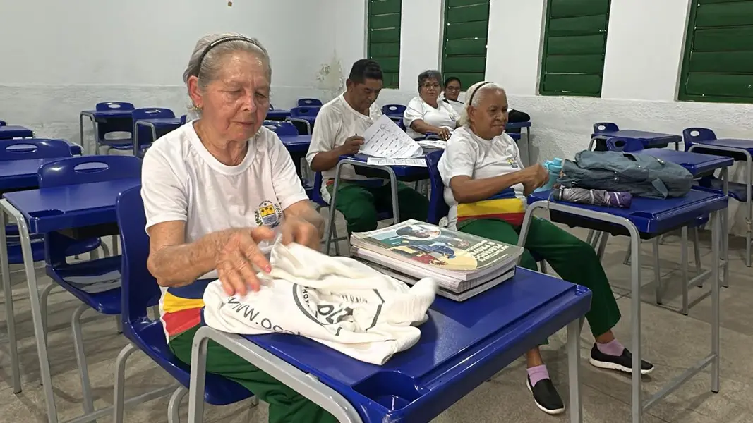 Aos 83 anos, dona Luiza é um dos rostos mais conhecidos do turno da tarde