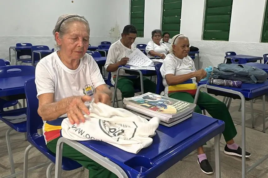 Aos 83 anos, dona Luiza é um dos rostos mais conhecidos do turno da tarde