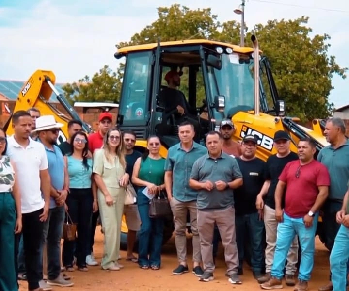 Avelino Lopes recebe máquina doada pelo Ministério da Agricultura