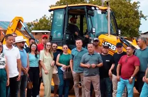 Avelino Lopes recebe máquina doada pelo Ministério da Agricultura (Foto: Reprodução)
