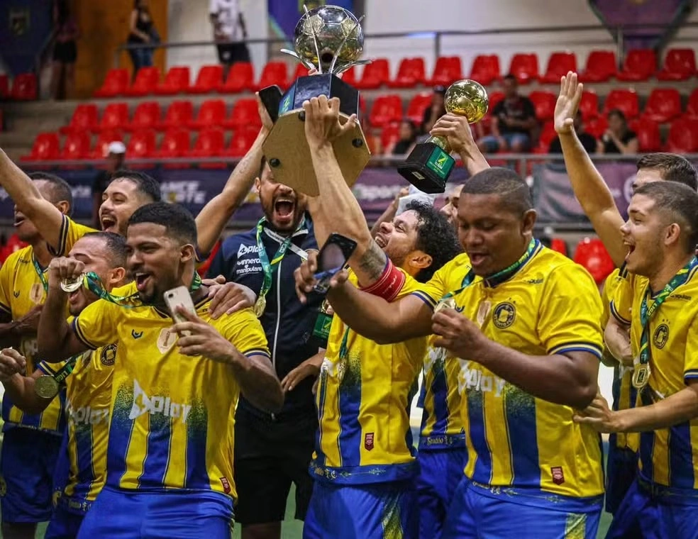 Bendito levantando a taça de campeão da Liga Fut7 2024 — Foto: Divulgação | Bendito F.C.