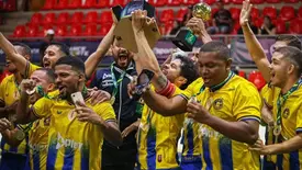 Bendito levantando a taça de campeão da Liga Fut7 2024 — Foto: Divulgação | Bendito F.C. (Foto: Divulgação/ Bendito F.C.)