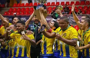 Bendito levantando a taça de campeão da Liga Fut7 2024 — Foto: Divulgação | Bendito F.C. (Foto: Divulgação/ Bendito F.C.)
