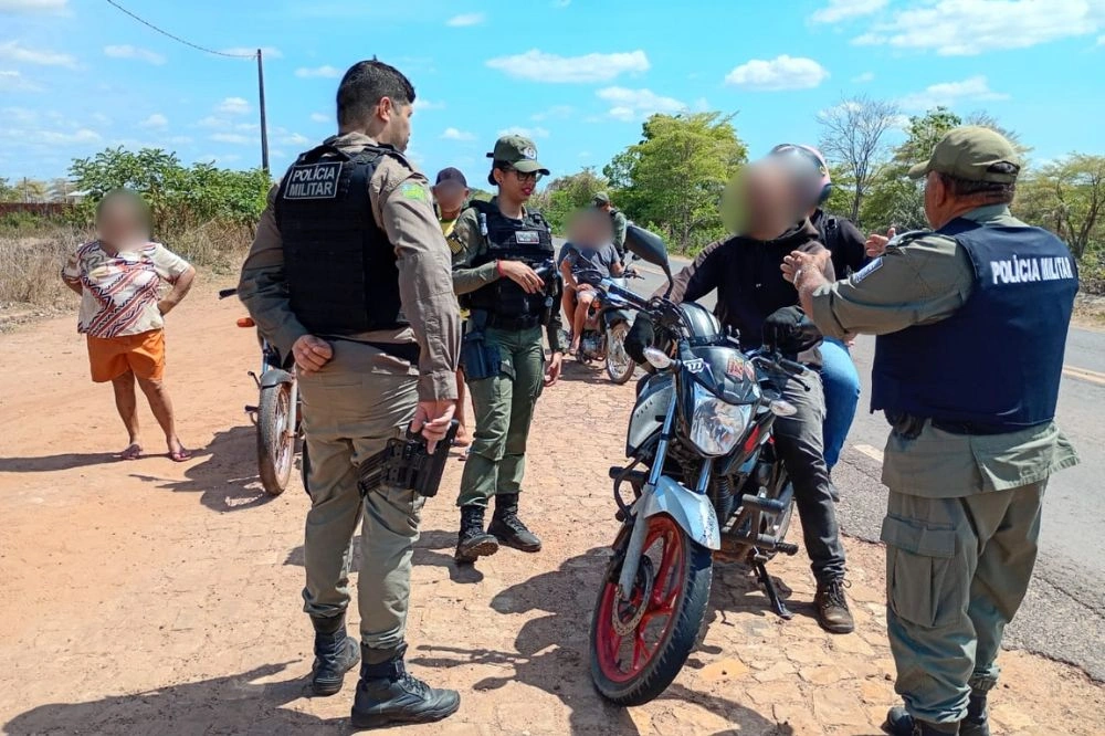 Blitz da PM em União apreende motos irregulares e conduz suspeito à delegacia