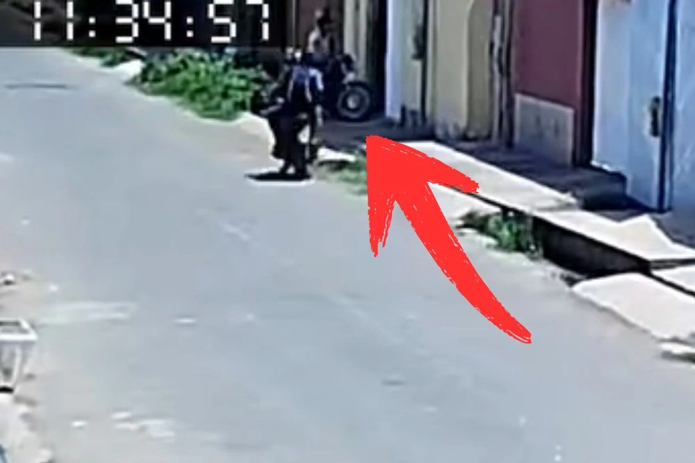 Câmera flagra dupla tentando assaltar mulher que chegava em casa em Timon