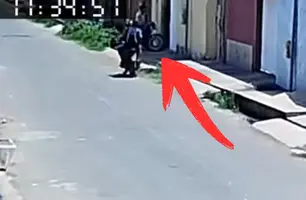 Câmera flagra dupla tentando assaltar mulher que chegava em casa em Timon (Foto: Reprodução)