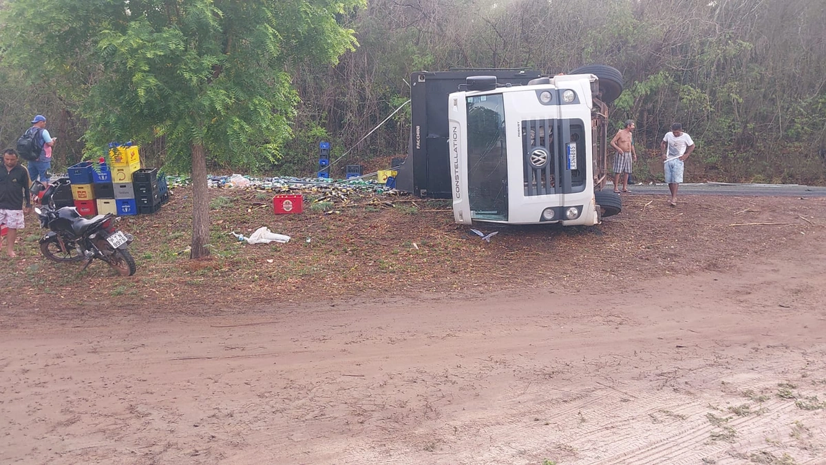 Caminhão carregado com cervejas tomba e interdita trecho da PI-112, em União