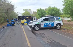 Caminhão carregado com cervejas tomba e interdita trecho da PI-112, em União (Foto: Reprodução)