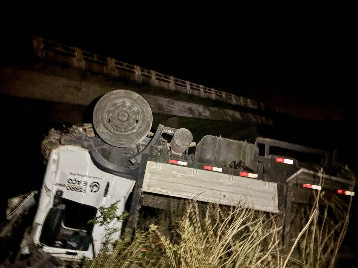 Caminhão despenca de ponte entre cidades do Piauí e dois ocupantes sobrevivem