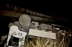 Caminhão despenca de ponte entre cidades do Piauí e dois ocupantes sobrevivem
