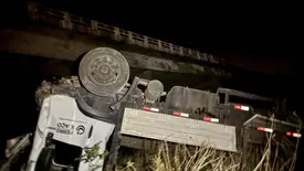 Caminhão despenca de ponte entre cidades do Piauí e dois ocupantes sobrevivem (Foto: Reprodução)