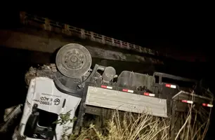 Caminhão despenca de ponte entre cidades do Piauí e dois ocupantes sobrevivem (Foto: Reprodução)