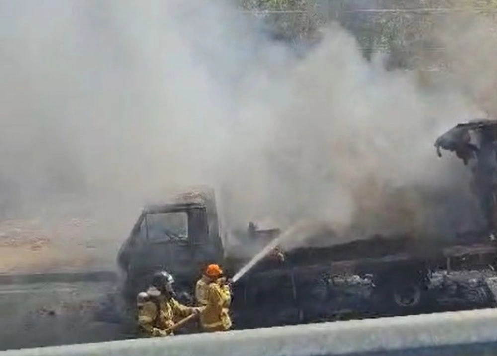 Caminhão incendeia e mobiliza equipes de emergência na BR-316