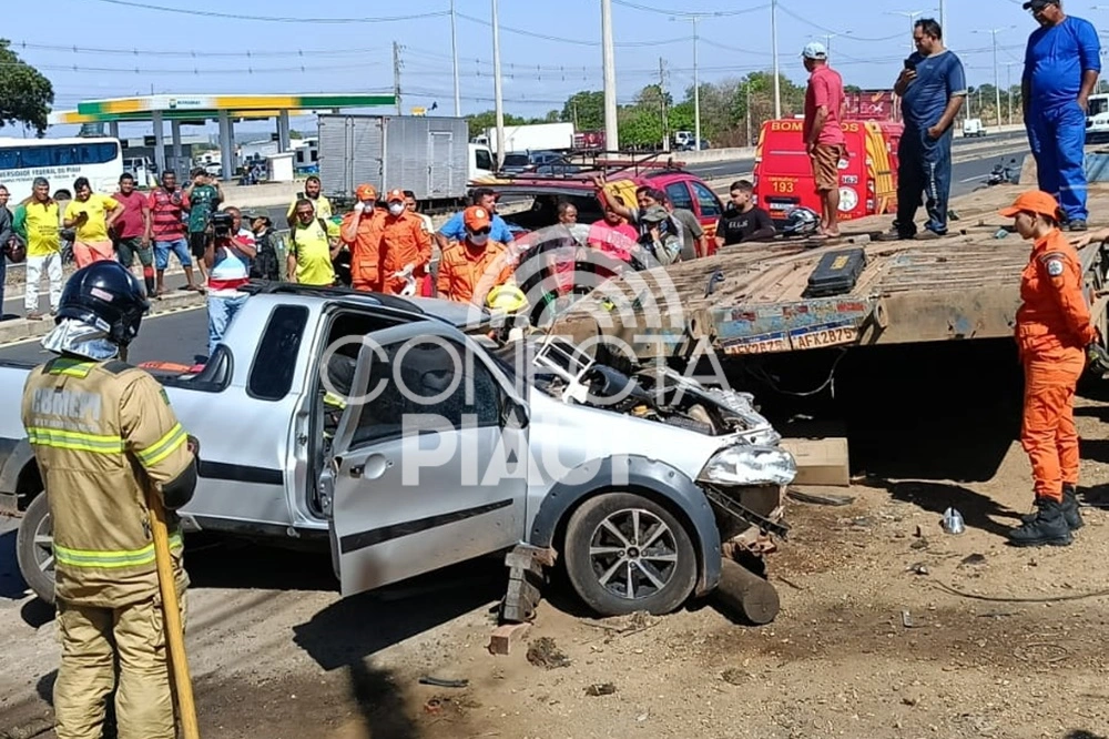 Carro capota na BR-316 e deixa motorista preso às ferragens em Teresina