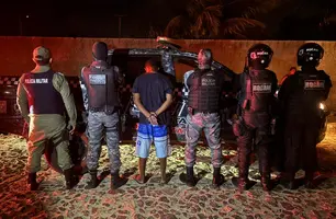 Casal tenta fugir da PM em moto e é capturado com arma e drogas em Luís Correia (Foto: Reprodução)