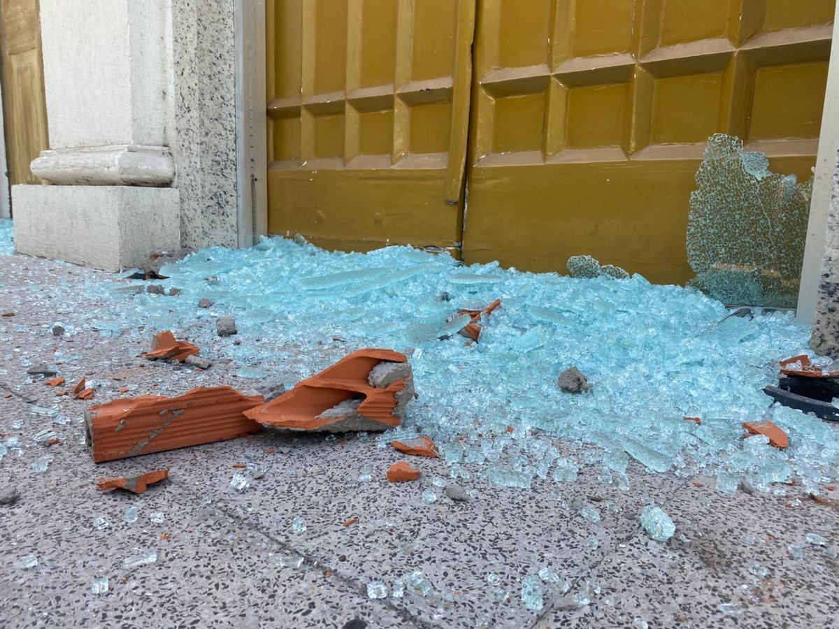 Catedral de Teresina tem portas quebradas em ato de vandalismo no Centro