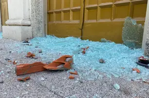 Catedral de Teresina tem portas quebradas em ato de vandalismo no Centro (Foto: Reprodução)