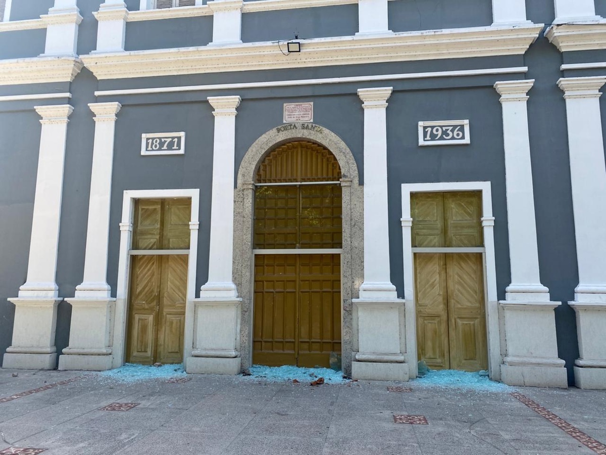 Catedral de Teresina tem portas quebradas em ato de vandalismo no Centro