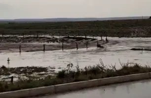 Chuva intensa alaga após forte chuva e causa transtornos em Santa Luz (Foto: Reprodução)