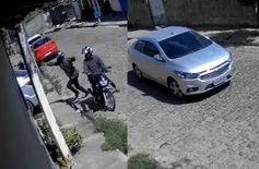 Criminosos armados roubam carro na calçada de residência na zona Leste de Teresina