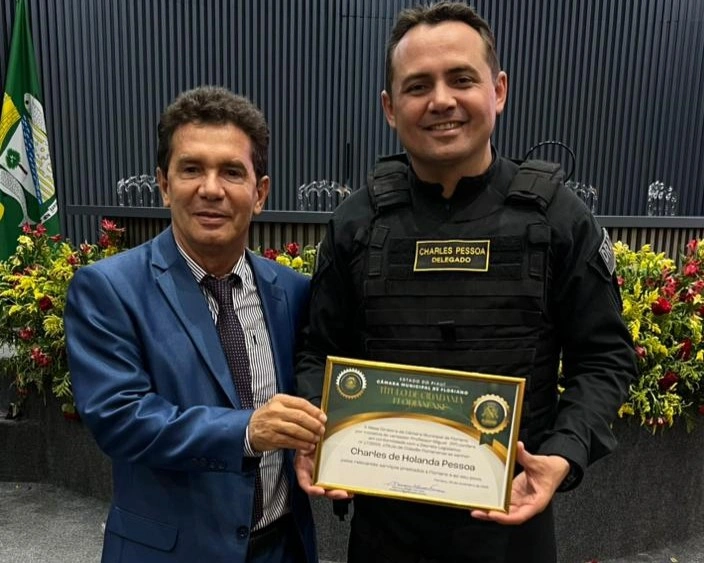 Delegado Charles Pessoa recebe Título de Cidadania Florense em cerimônia na Câmara Municipal