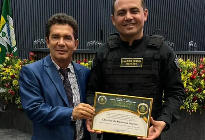 Delegado Charles Pessoa recebe Título de Cidadania Florense em cerimônia na Câmara Municipal