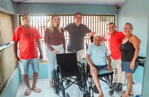 Demerval Lobão entrega cadeiras de rodas e banho a famílias em vulnerabilidade (Foto: Reprodução)