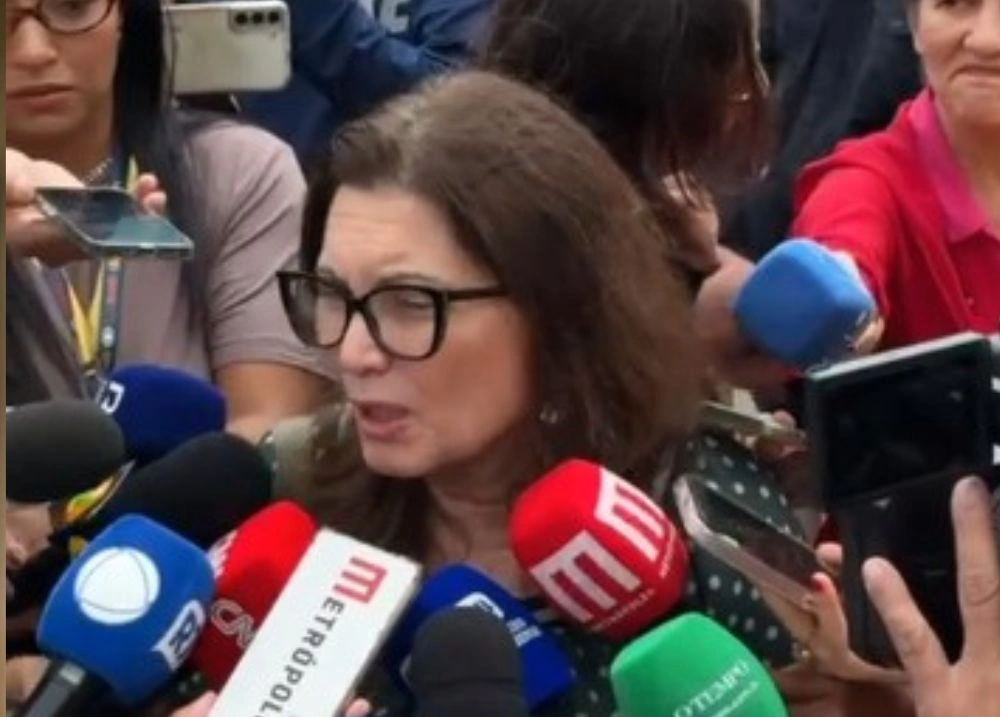 Deputada Bia Kicis tenta entrar na sede da PF e critica prisão de Bolsonaro