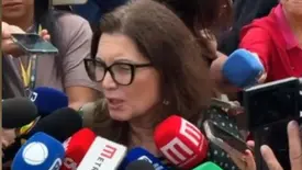 Deputada Bia Kicis tenta entrar na sede da PF e critica prisão de Bolsonaro (Foto: Conecta Piauí)